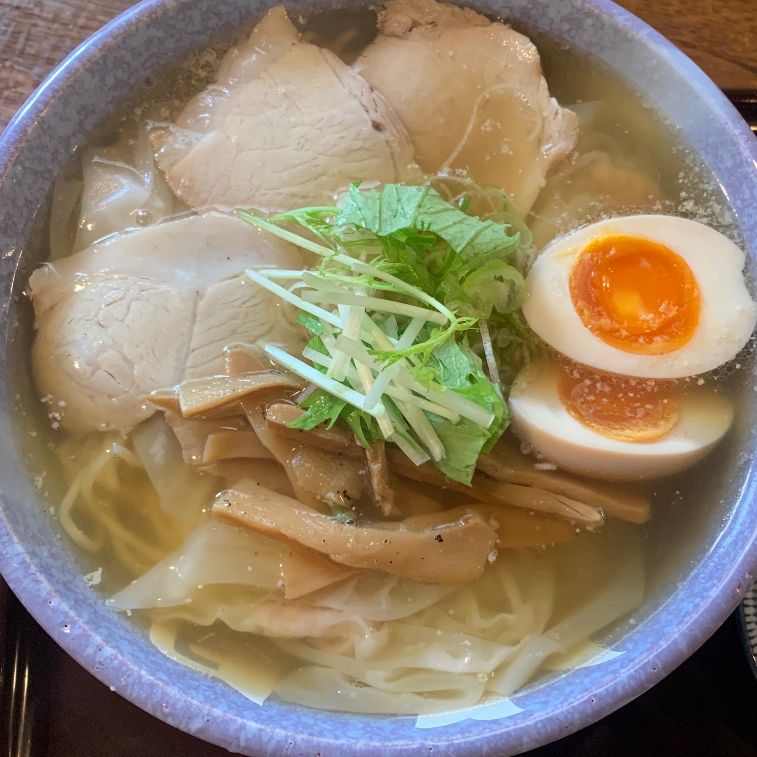 2026/10/12に桶屋がボーカルが投稿した、ワンタンメンの満月　三鷹店の料理の写真
