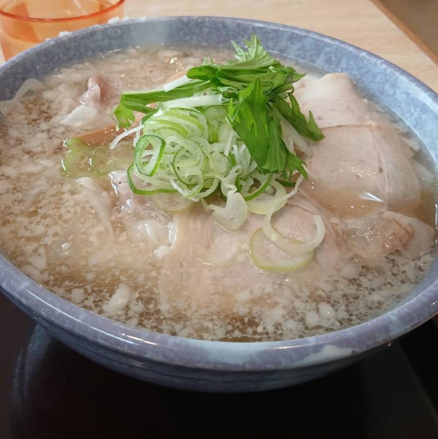 2026/10/12に桶屋がボーカルが投稿した、ワンタンメンの満月　三鷹店の料理の写真