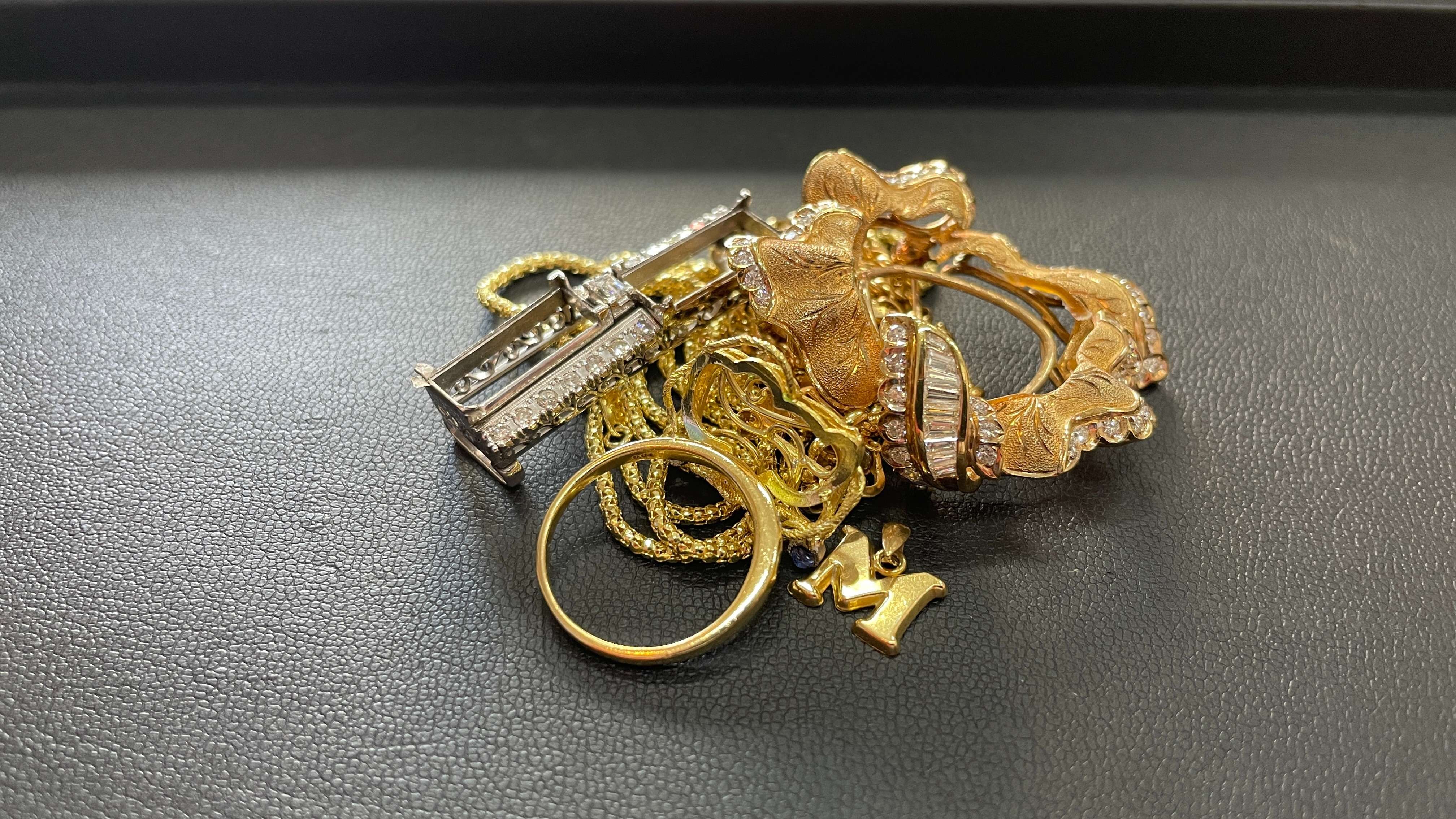 遺品整理・アクセサリー査定】金かメッキか分からなくても1点ずつ丁寧