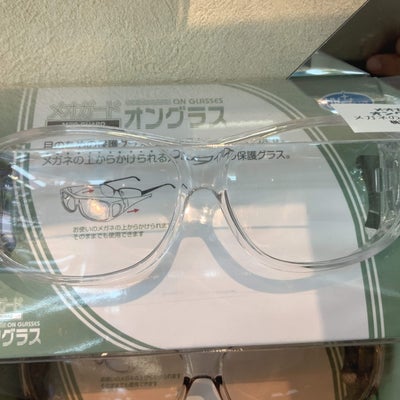 メガネが必要な方に　メガネの上からかけられる　オングラスタイプ