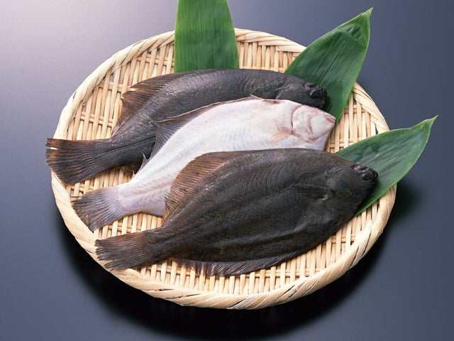 居酒屋ちゃめの八戸直送おいらんカレイ（半身）の写真
