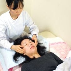 松鶴堂鍼灸院の美容鍼に小顔矯正を組み合わせることも可能です(ネット予約では先生のご指名はできません。)の写真