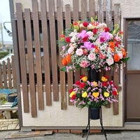 花国湘南台店の華やかさ一番　お祝いのスタンド花　２段タイプの写真