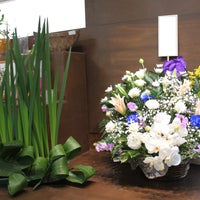 花国湘南台店の大切な方を偲ぶお花　お供えのアレンジメントの写真