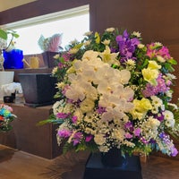 花国湘南台店の白と紫のお花の落ち着いた感じのお供えのアレンジメントの写真