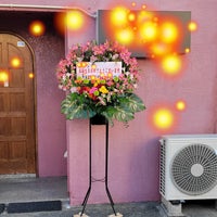 花国湘南台店のお店のオープン祝のお花　華やかさいっぱいのスタンド花１段タイプの写真