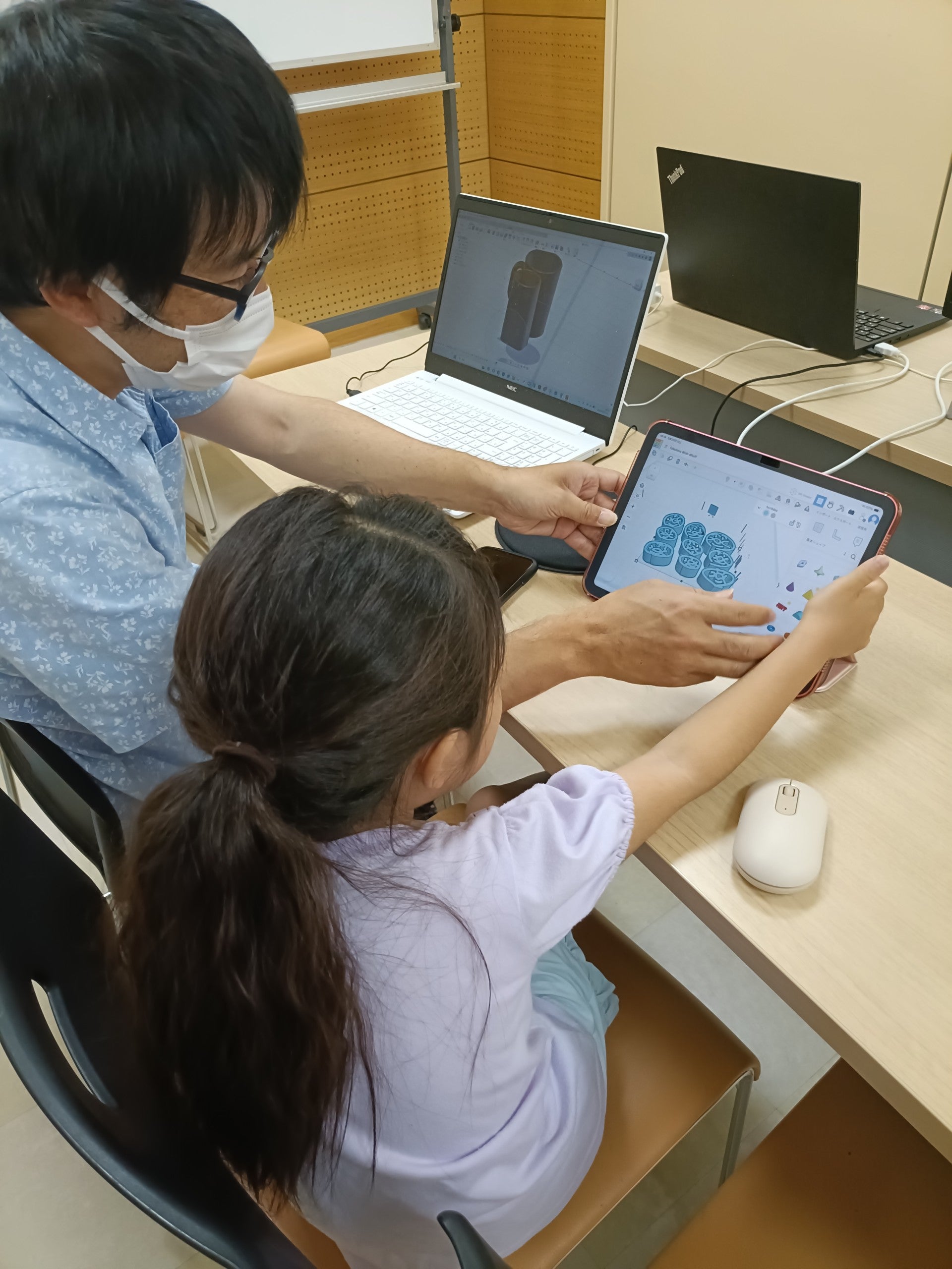 親子で講習受けていますの写真