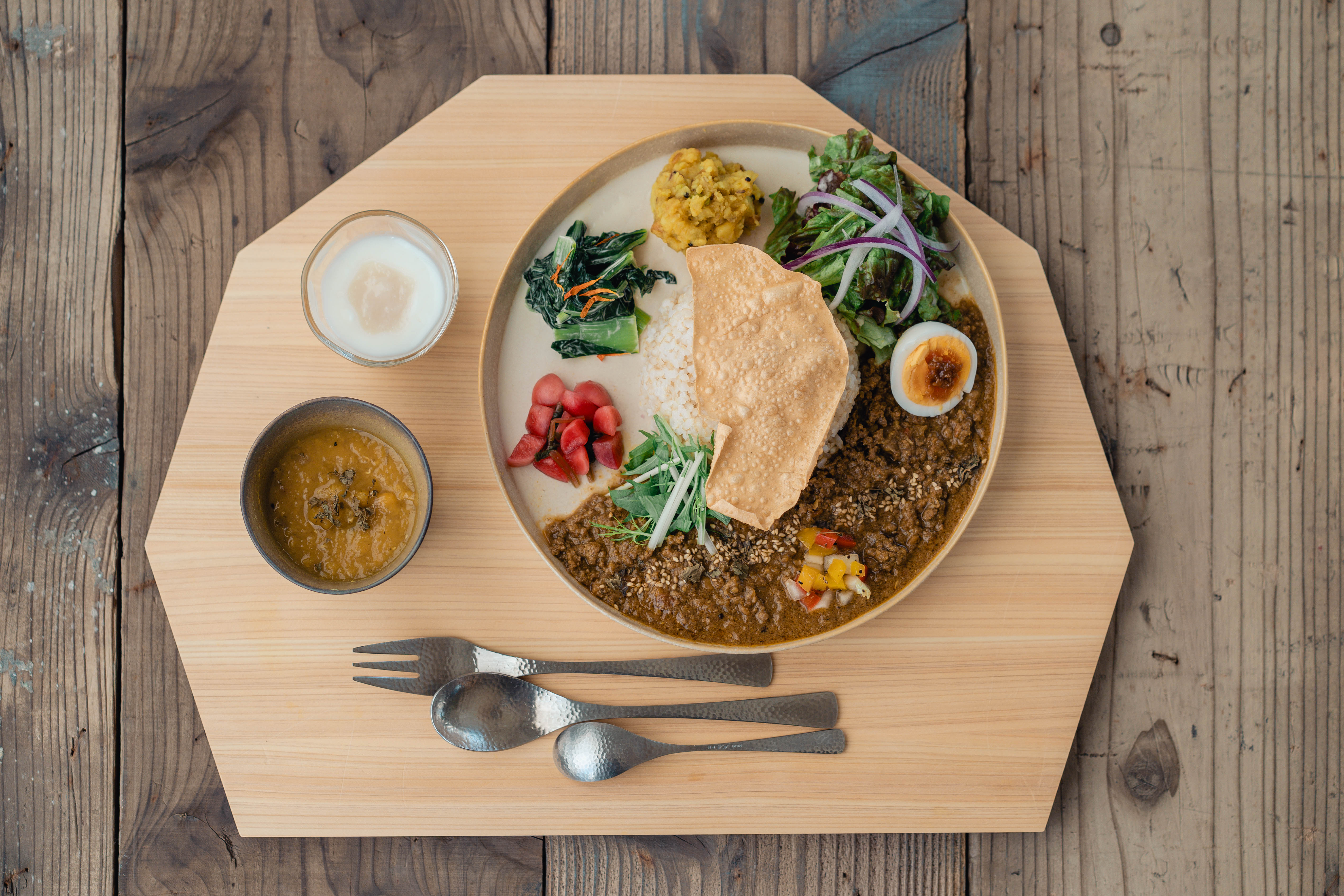新登場の胡麻味噌キーマカレープレートの写真