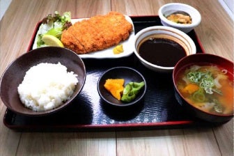 屋台居酒屋大阪満マルＪＲ野田店の豚カツ定食の写真