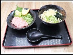 屋台居酒屋大阪満マルＪＲ野田店のミニねぎとろ丼とうどんセットの写真