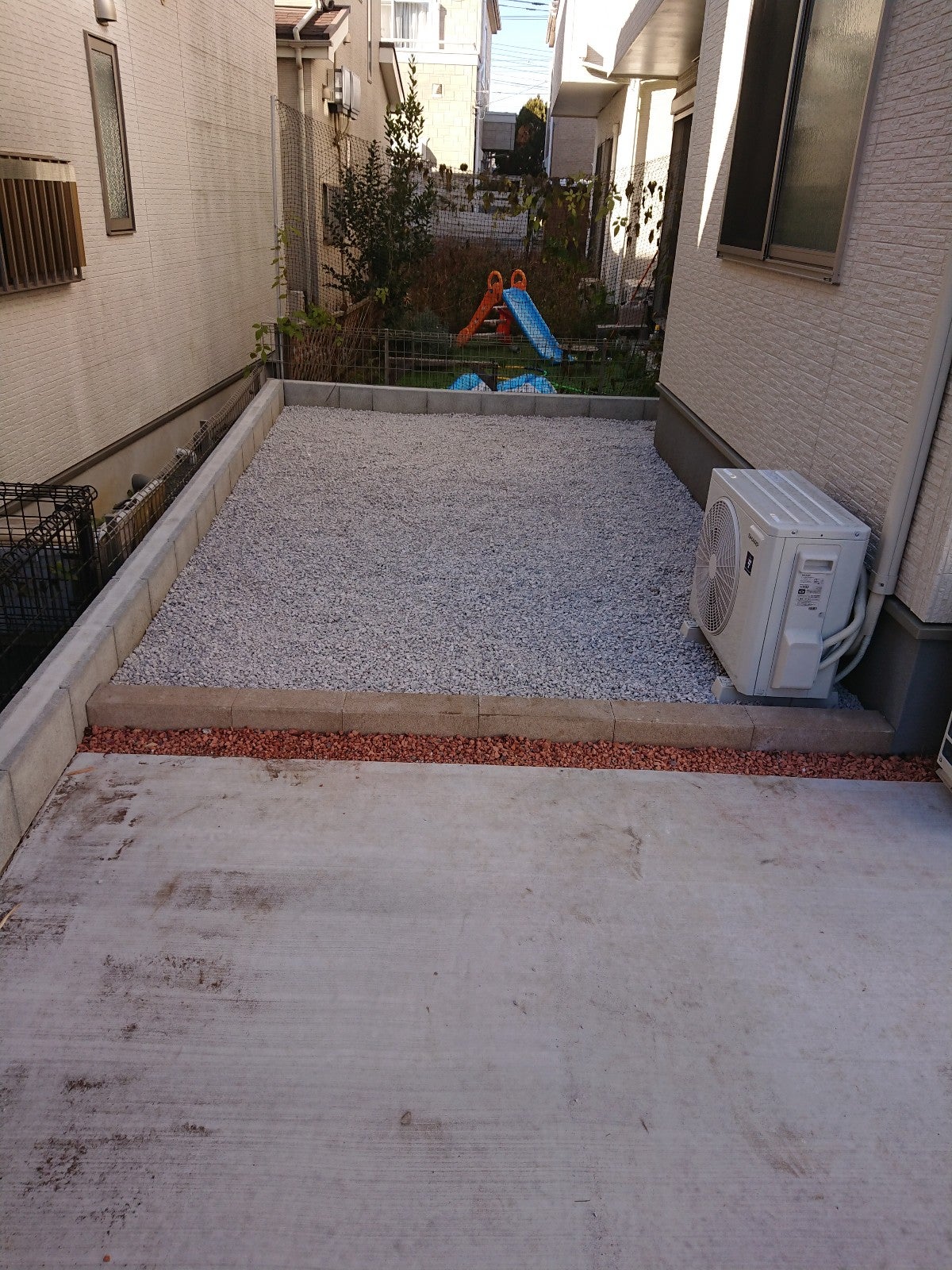 株式会社 伊豆（伊豆庭園装飾）の防草シート・砂利敷きの写真