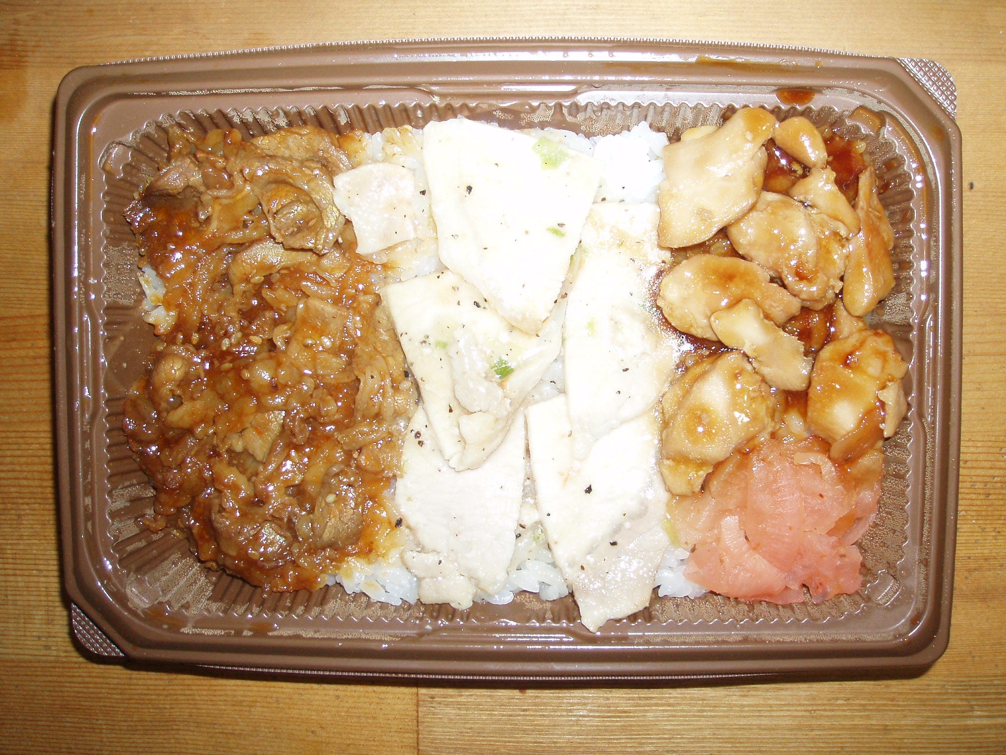 セブン・イレブン杉並成田東１丁目店の牛豚鶏の焼肉弁当の写真