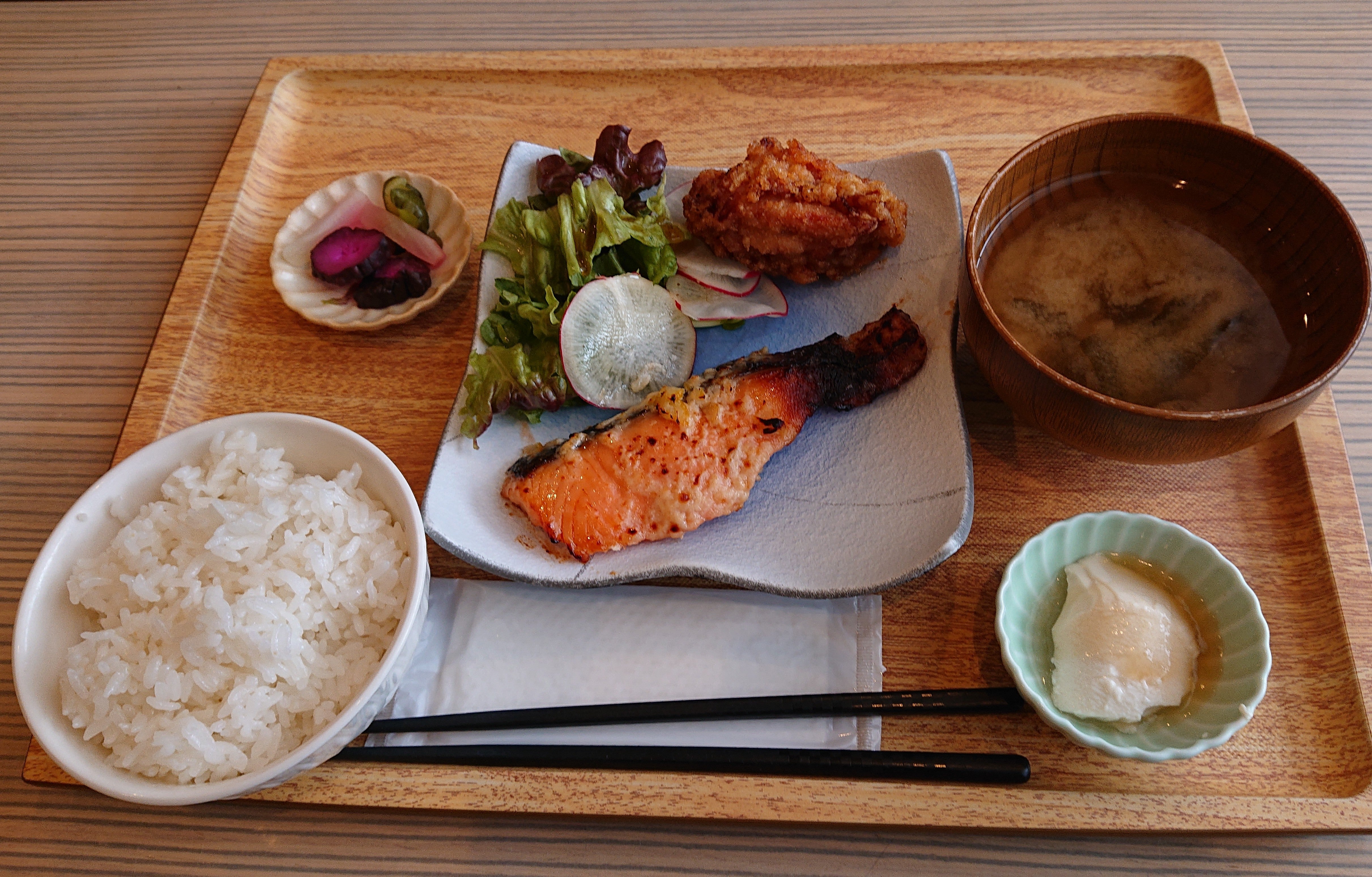 釜戸飯ふらり庵の鮭の柚子塩麹漬け定食の写真