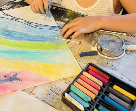オオカミの家 お絵描き教室の小学生の写真