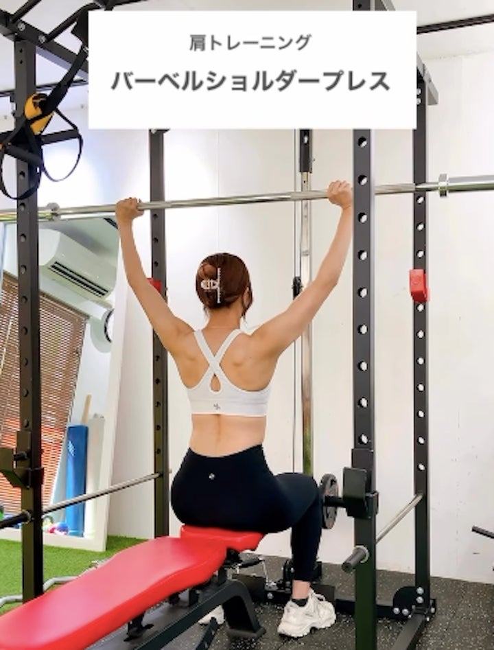 肩の引き締めにバーベルショルダープレスの写真