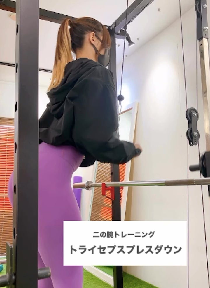 初心者でも簡単！二の腕を引き締めるケーブル種目の写真