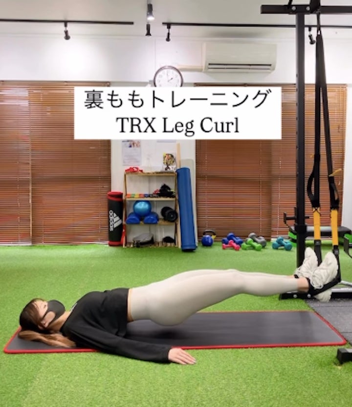 初心者でも安全なTRXハムストリングカールの写真