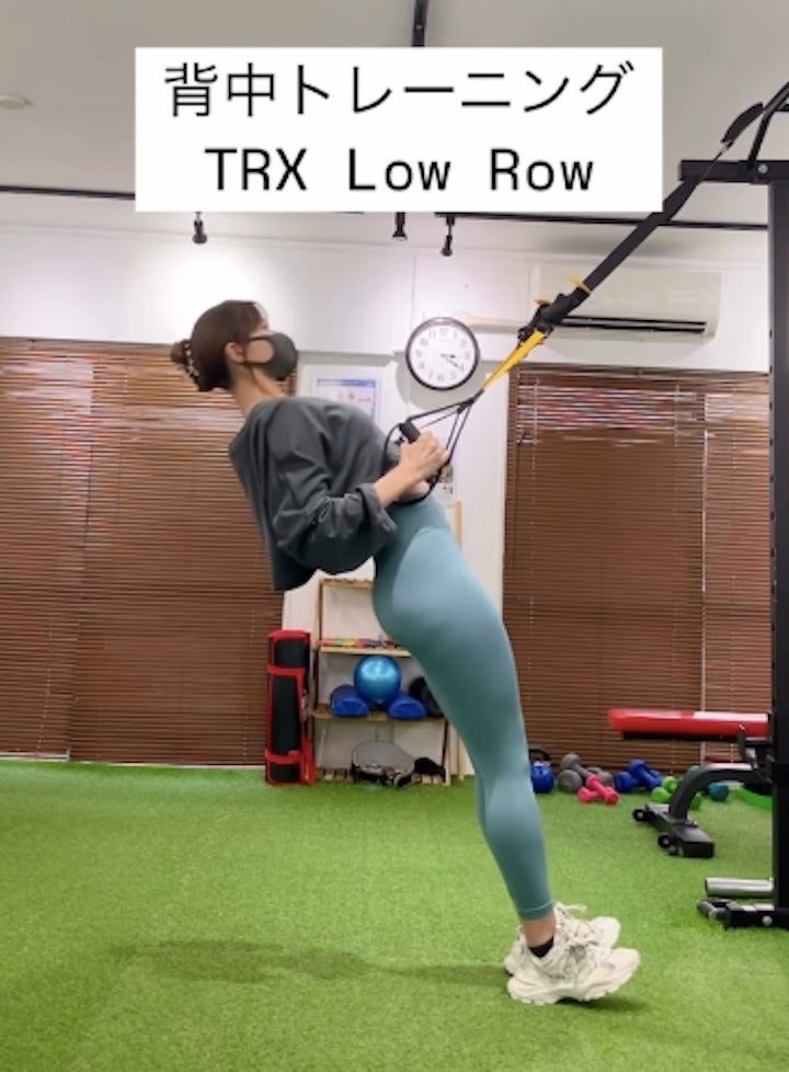 夏におすすめ！TRXを使用した背中のトレーニングの写真