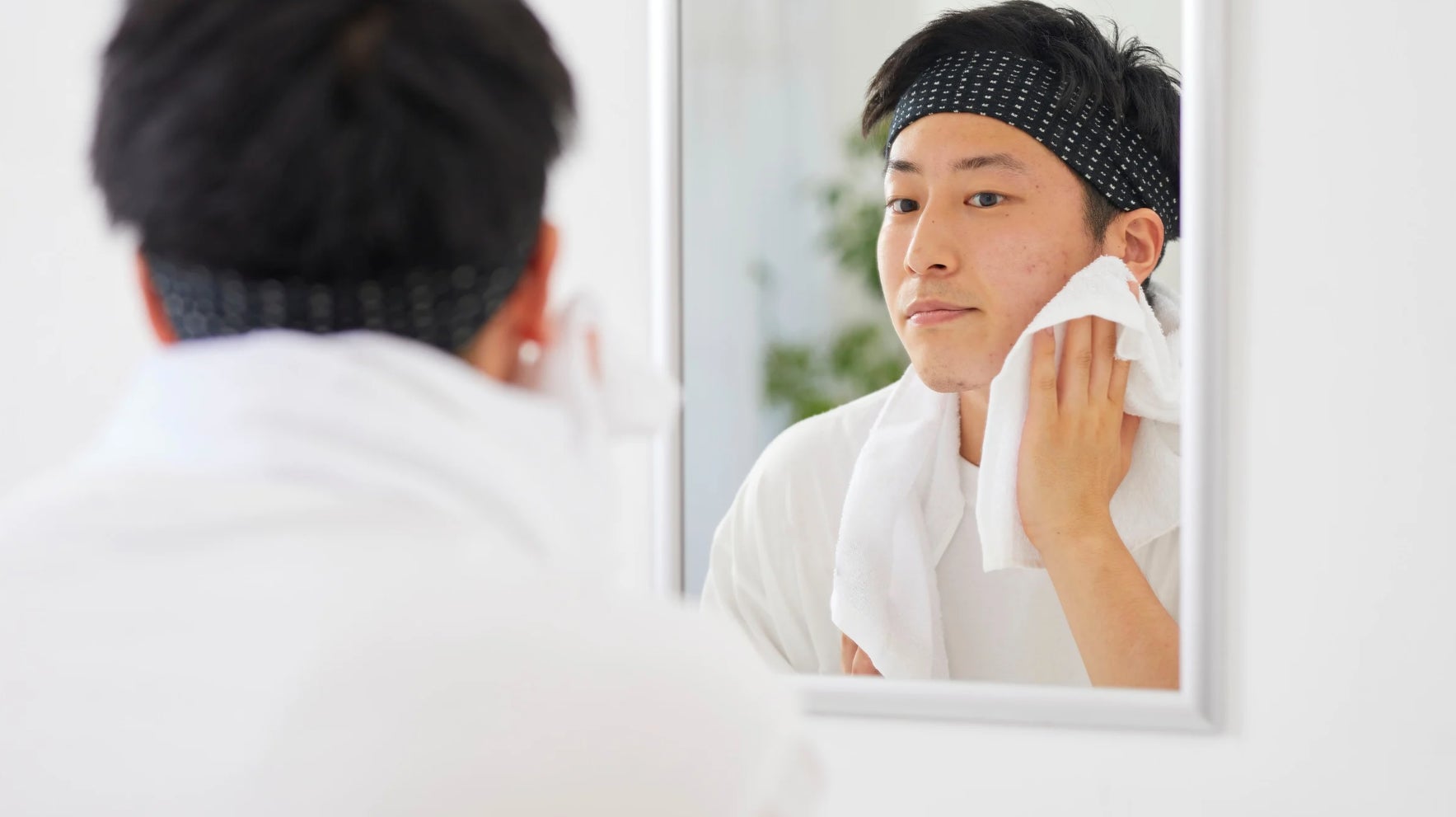 【年齢を重ねるほど増える？男性の肌のベタつき、その理由と対策】の写真