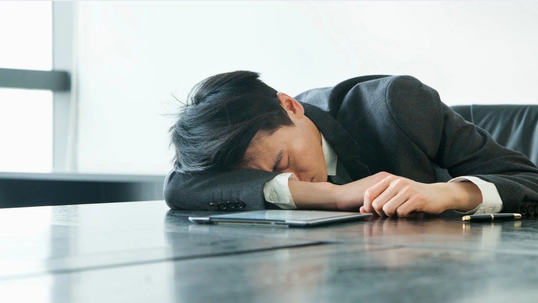 鏡を見て「なんか疲れてるな…」の写真