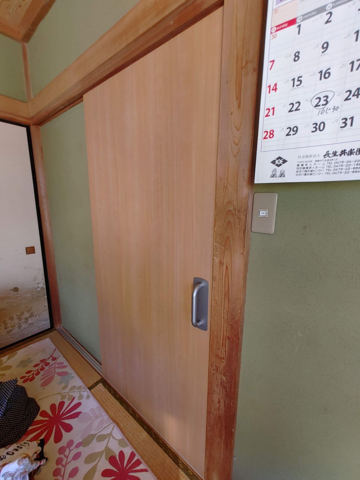 重く開けづらい引戸を、ユニバーサル仕様に交換！の写真