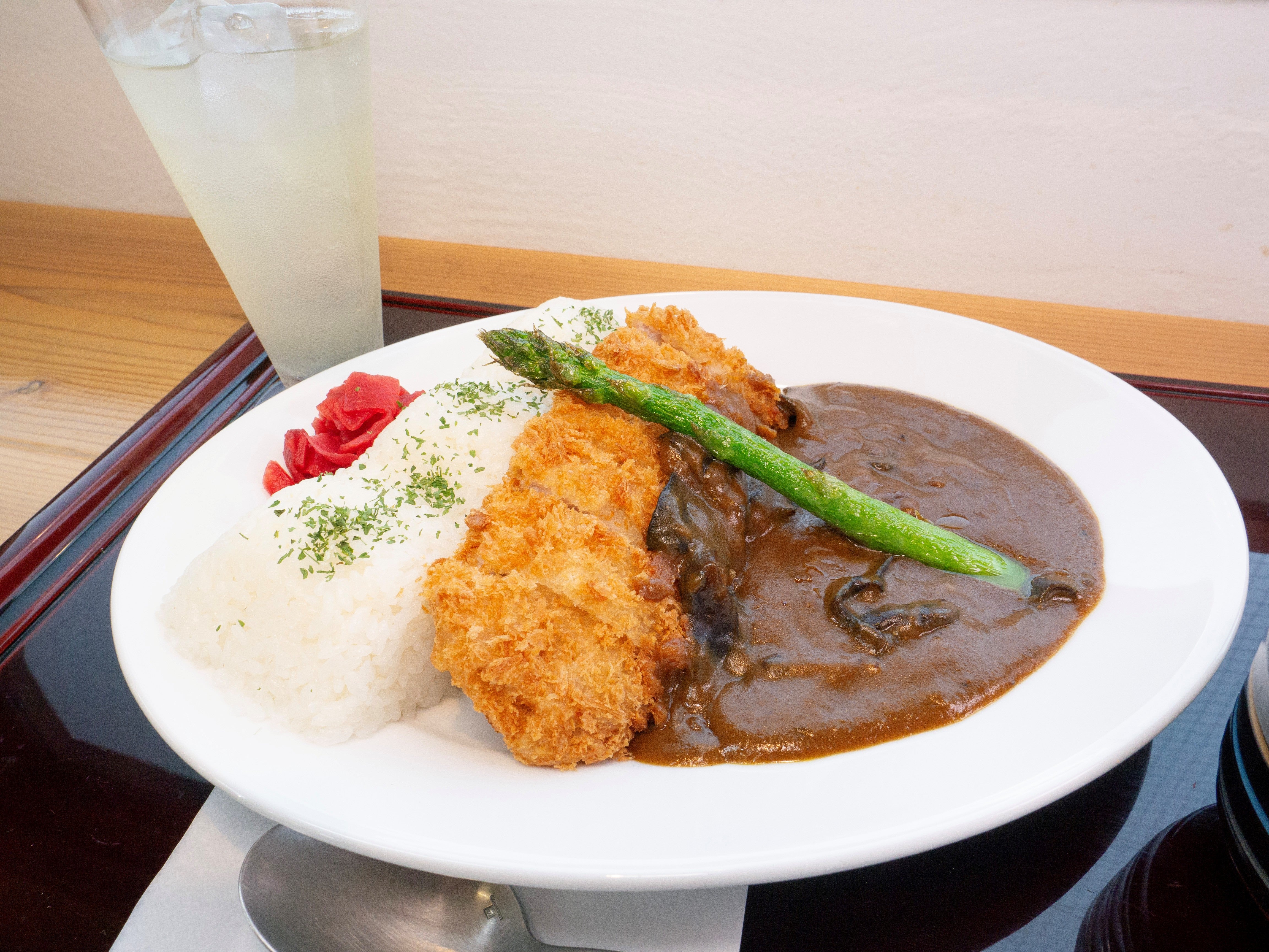 お食事処　いち膳の西会津産きくらげ入り飯豊山かつカレー（沖縄シークヮーサージュース＆野菜素揚げ付き）の写真