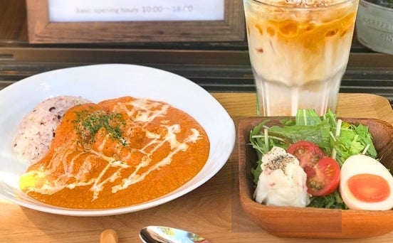 アヤスカフェ小岩のバターチキンカレーライスの写真