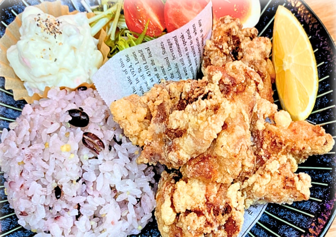 アヤスカフェ小岩のから揚げプレートの写真