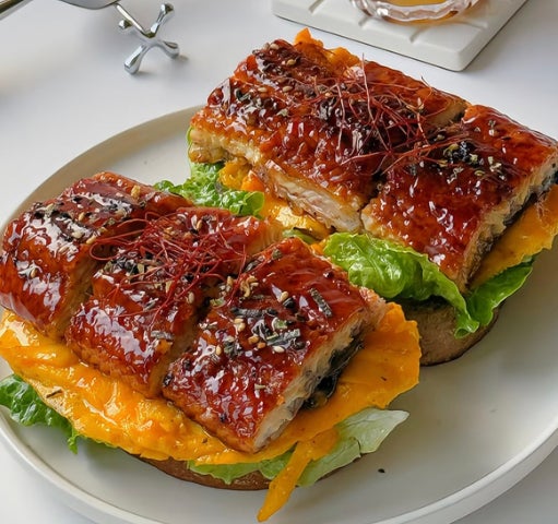 富士田屋の鰻のオープンサンドの写真