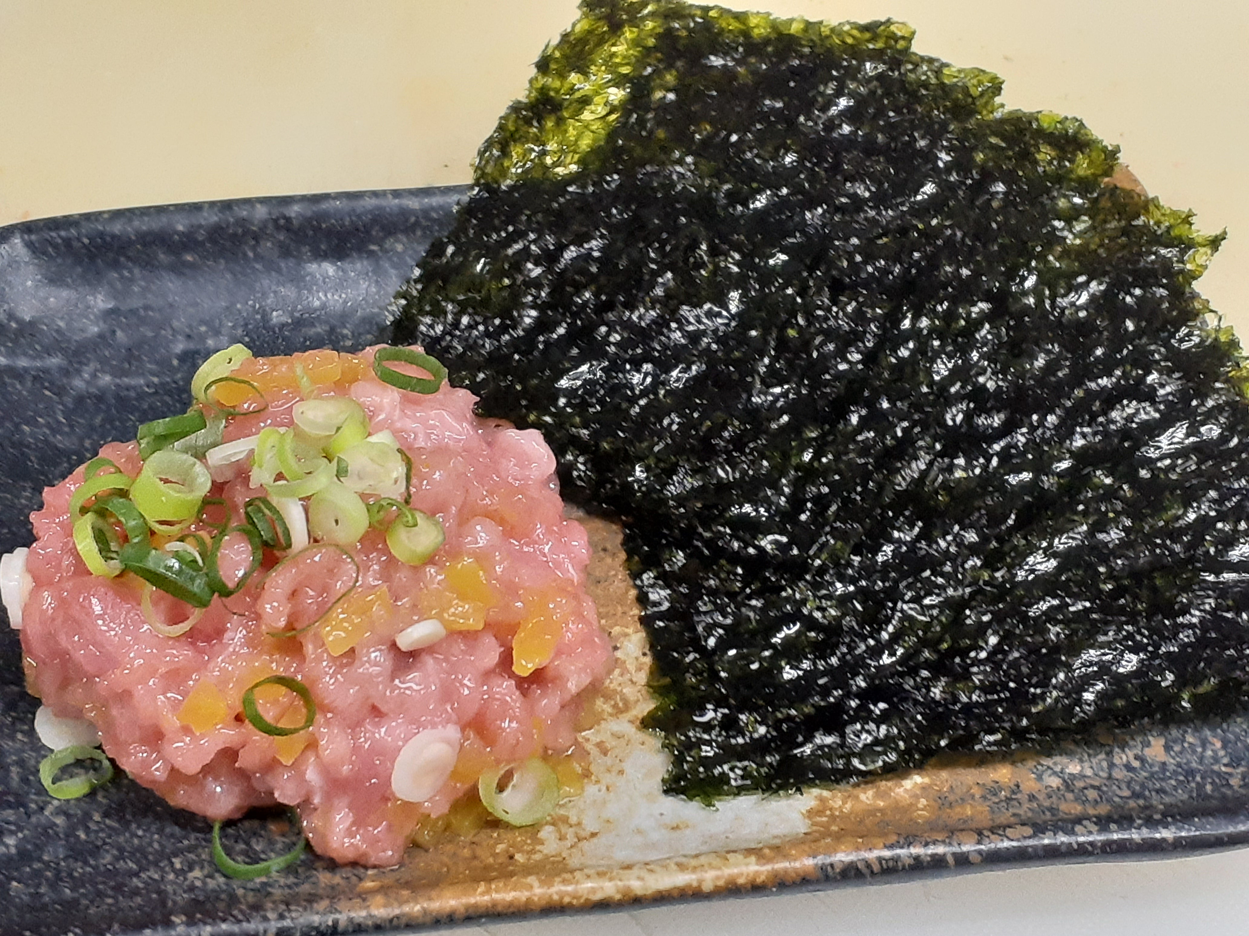 鮪と鮮魚と日本酒　百薬の「生本鮪」のおつまみトロたくの写真