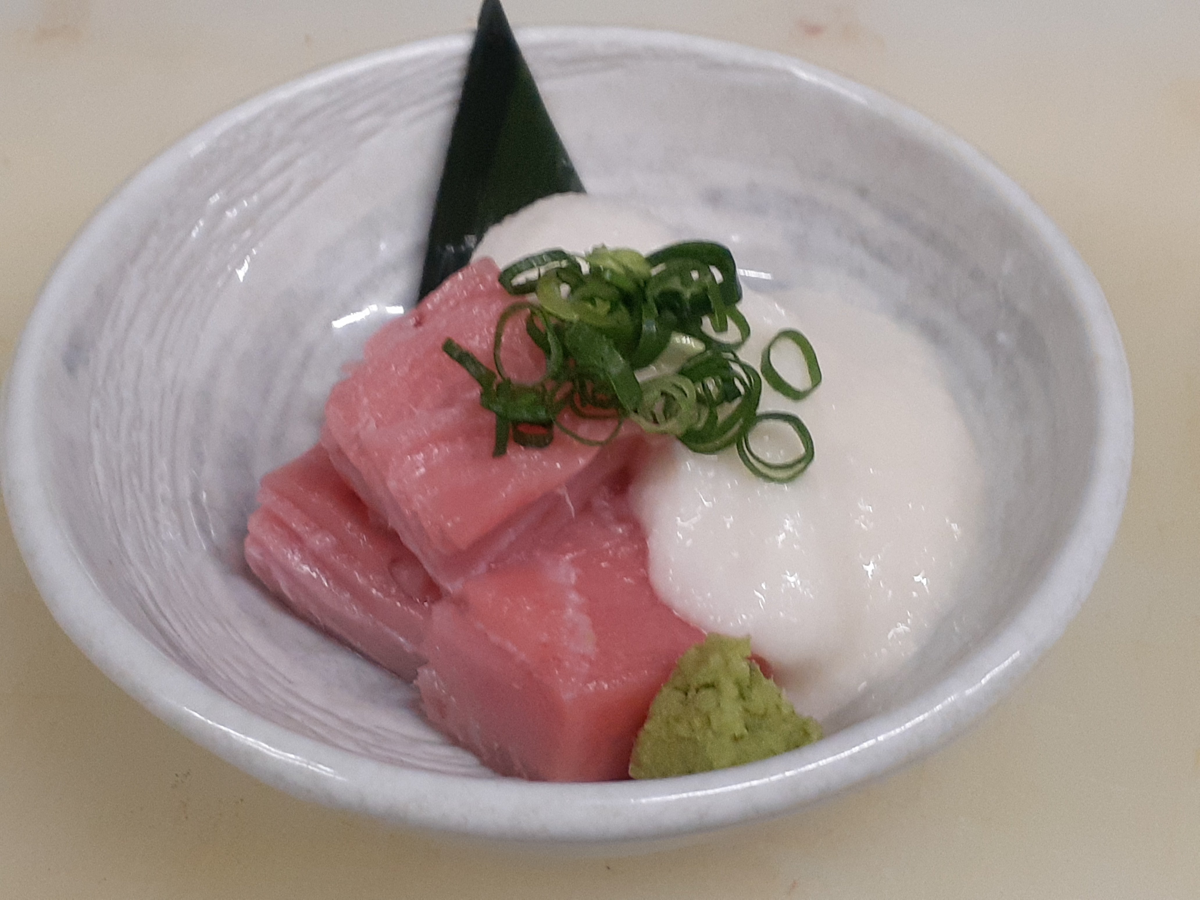 鮪と鮮魚と日本酒　百薬の生本鮪の山かけの写真