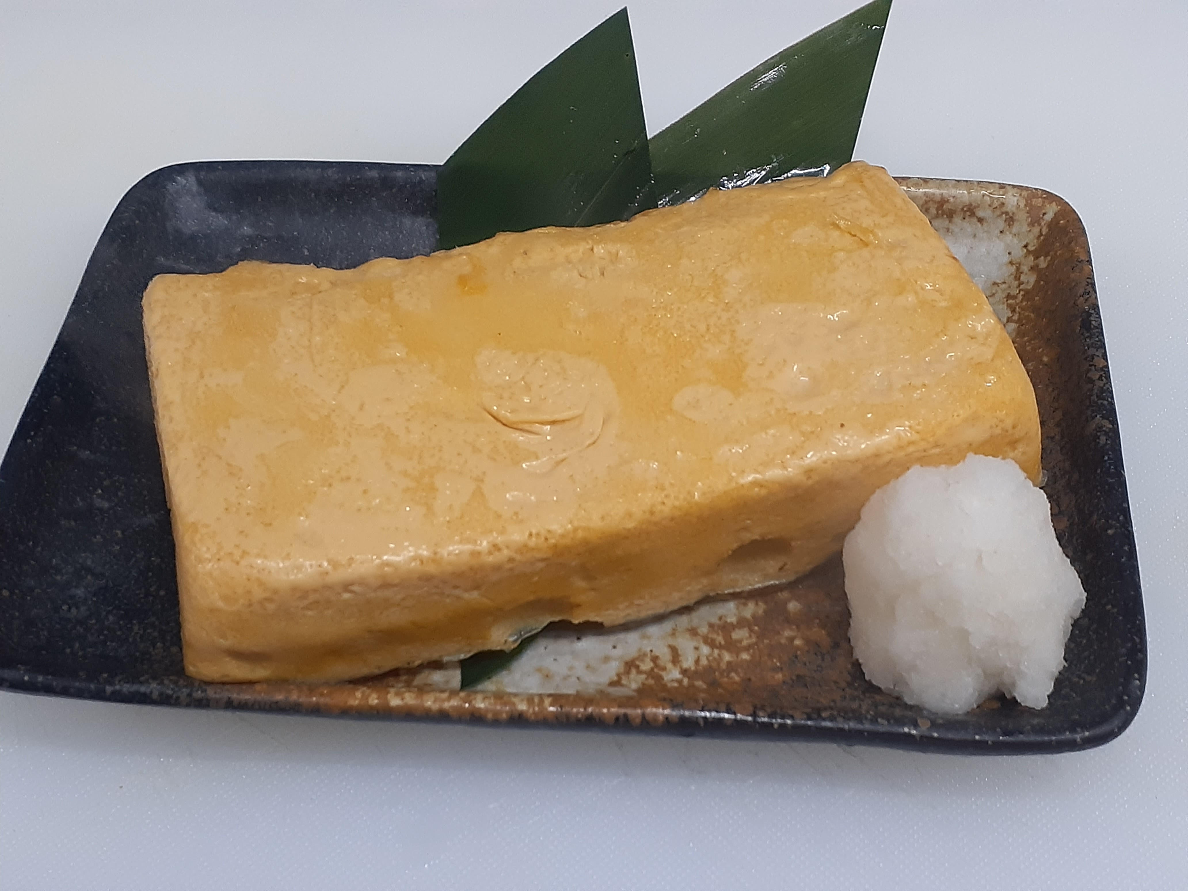 鮪と鮮魚と日本酒　百薬の巻き立てだし巻きたまごの写真