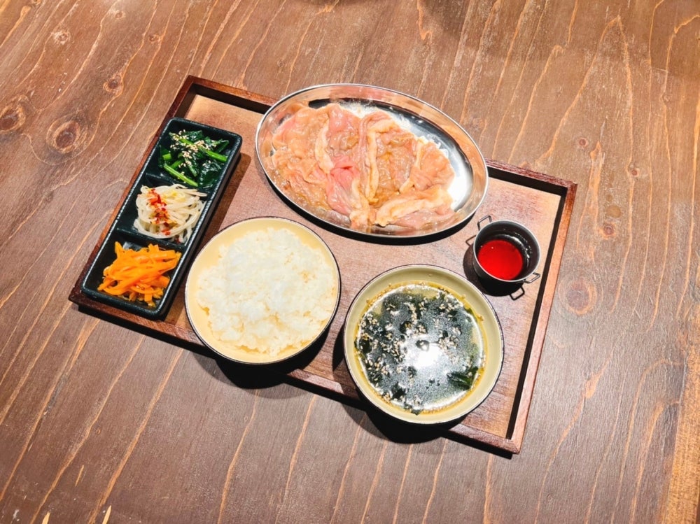 肉まる商店の豚ホルモン定食(味噌・辛味噌)の写真