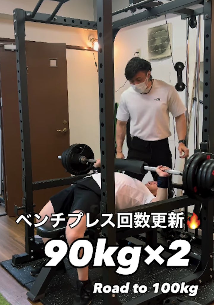 冷房の効いた室内！熱い指導でベンチプレスの写真