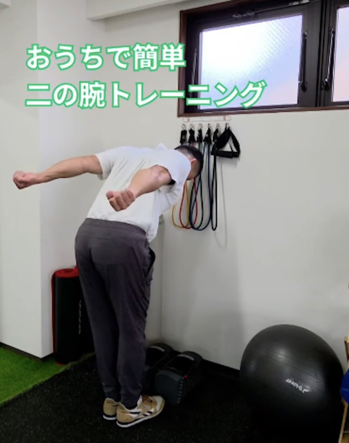 二の腕のたるみが気になる人必見！自宅で簡単トレーニングの写真