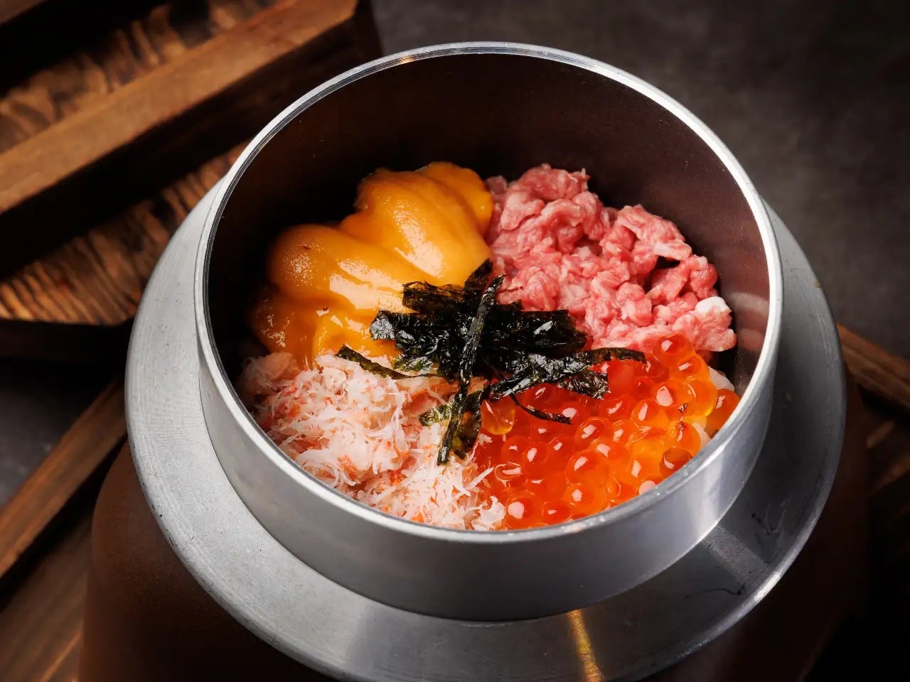 焼肉とみひさ茅場町店の特選赤身と海鮮の釜焼きご飯の写真