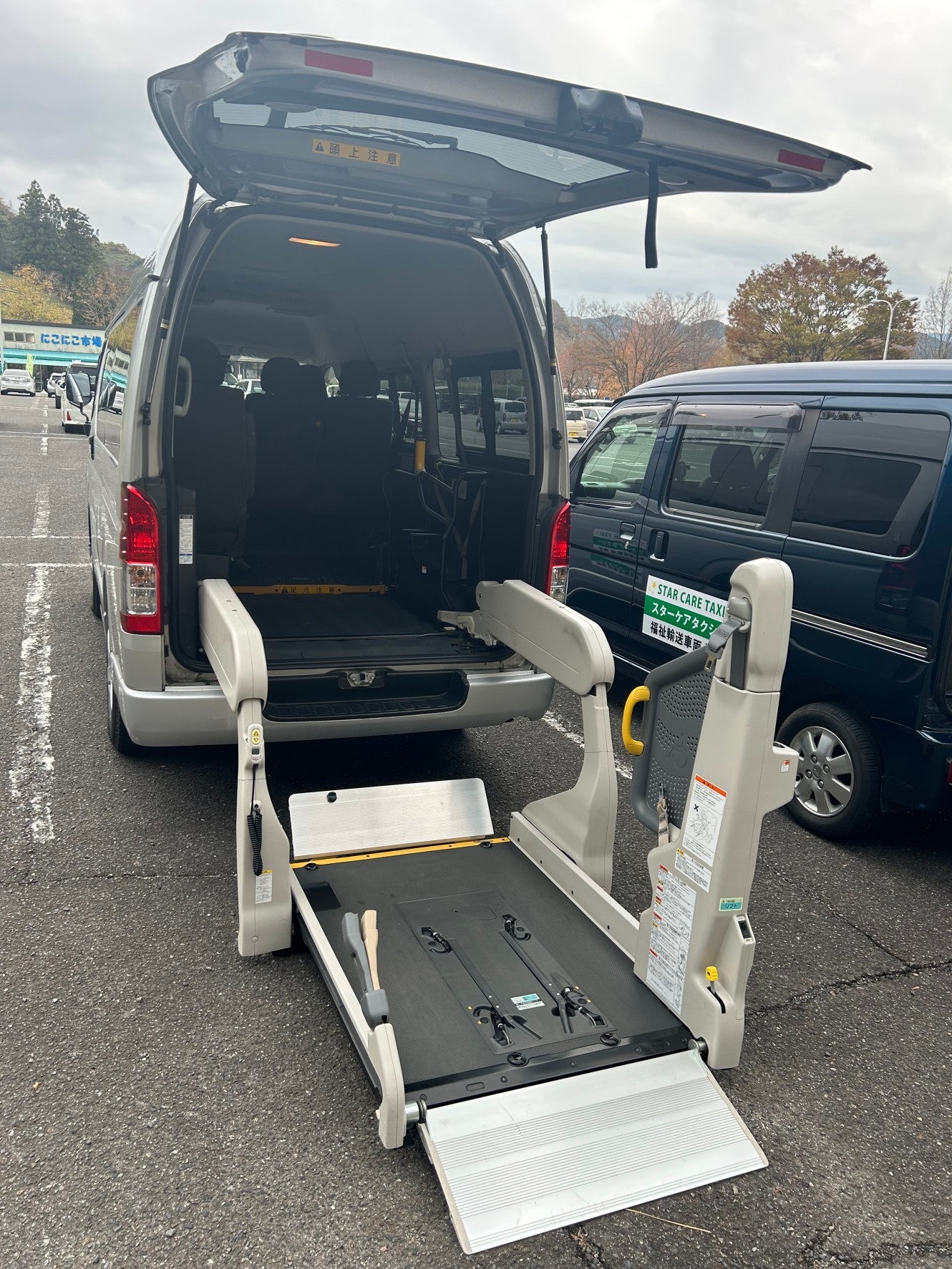 スターケアタクシーの大型車の写真