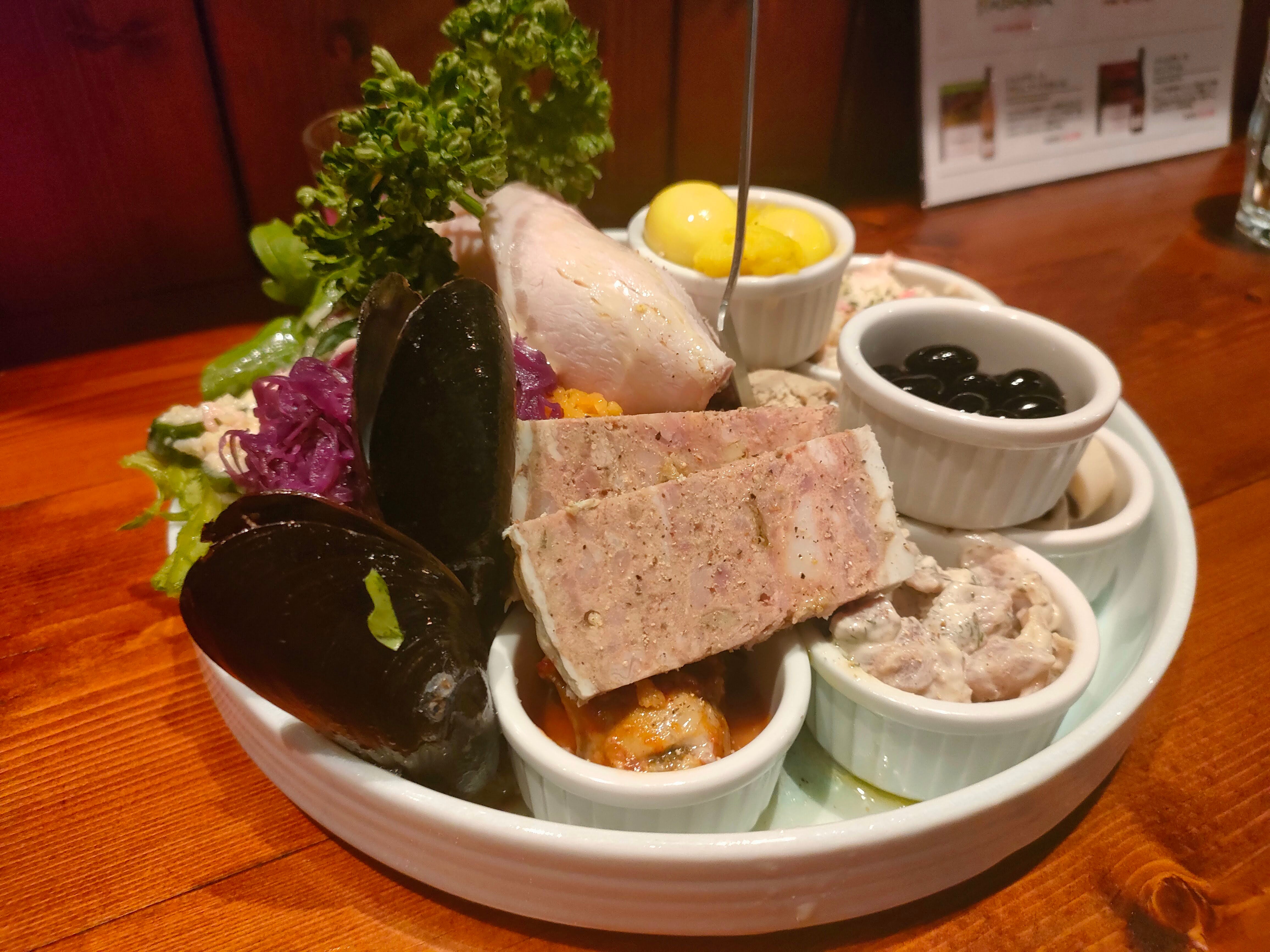 BistroCoqia(ビストロコキア)の名物！お得なおまかせ前菜盛り合わせの写真