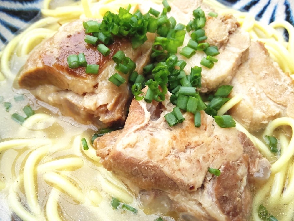 海そばTIILAの肉そばの写真
