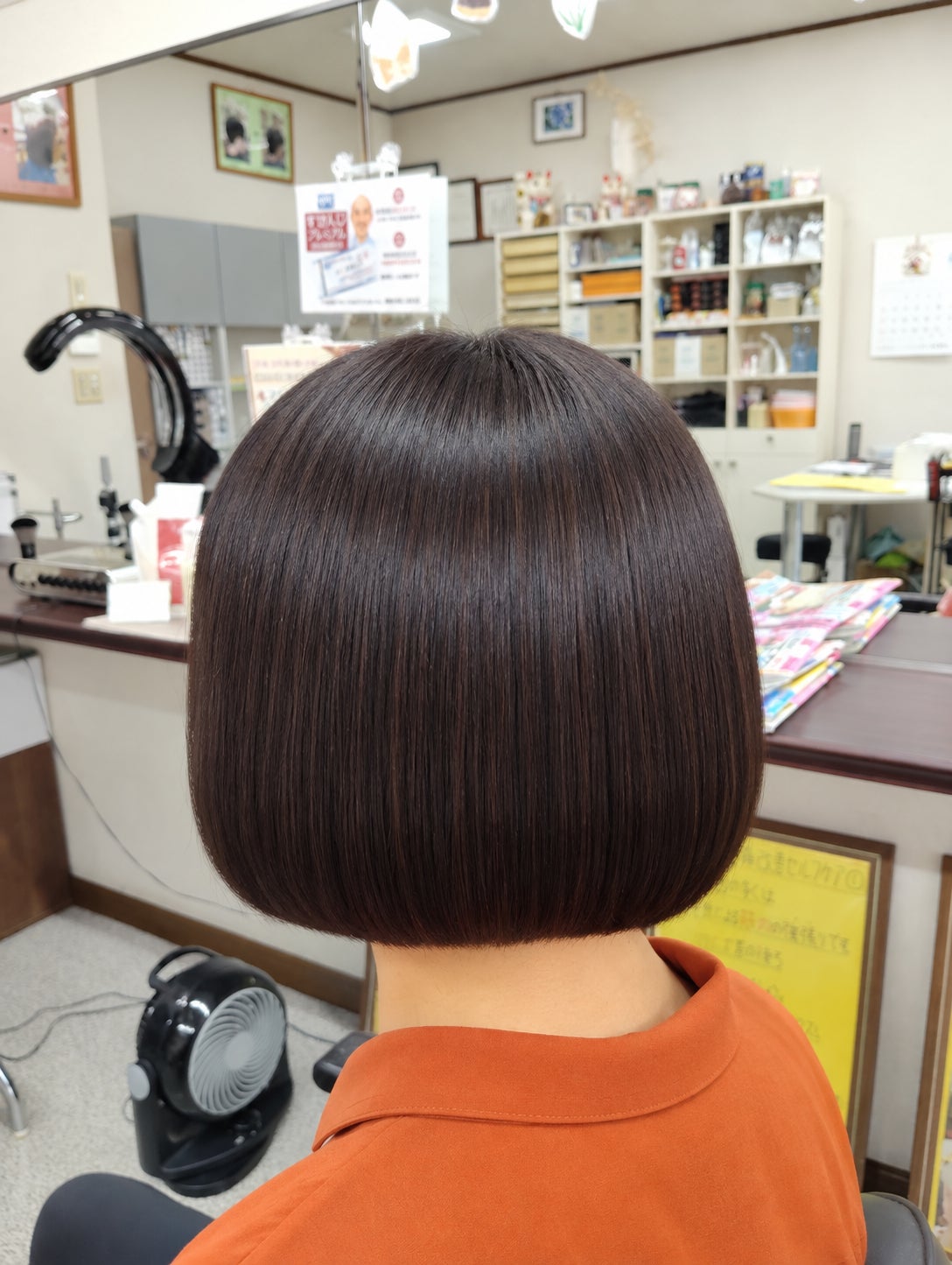 60代の「襟足の浮き」と「髪の傷み」を解消！ゼロテク・マニキュアでツヤめくワンレンボブの写真