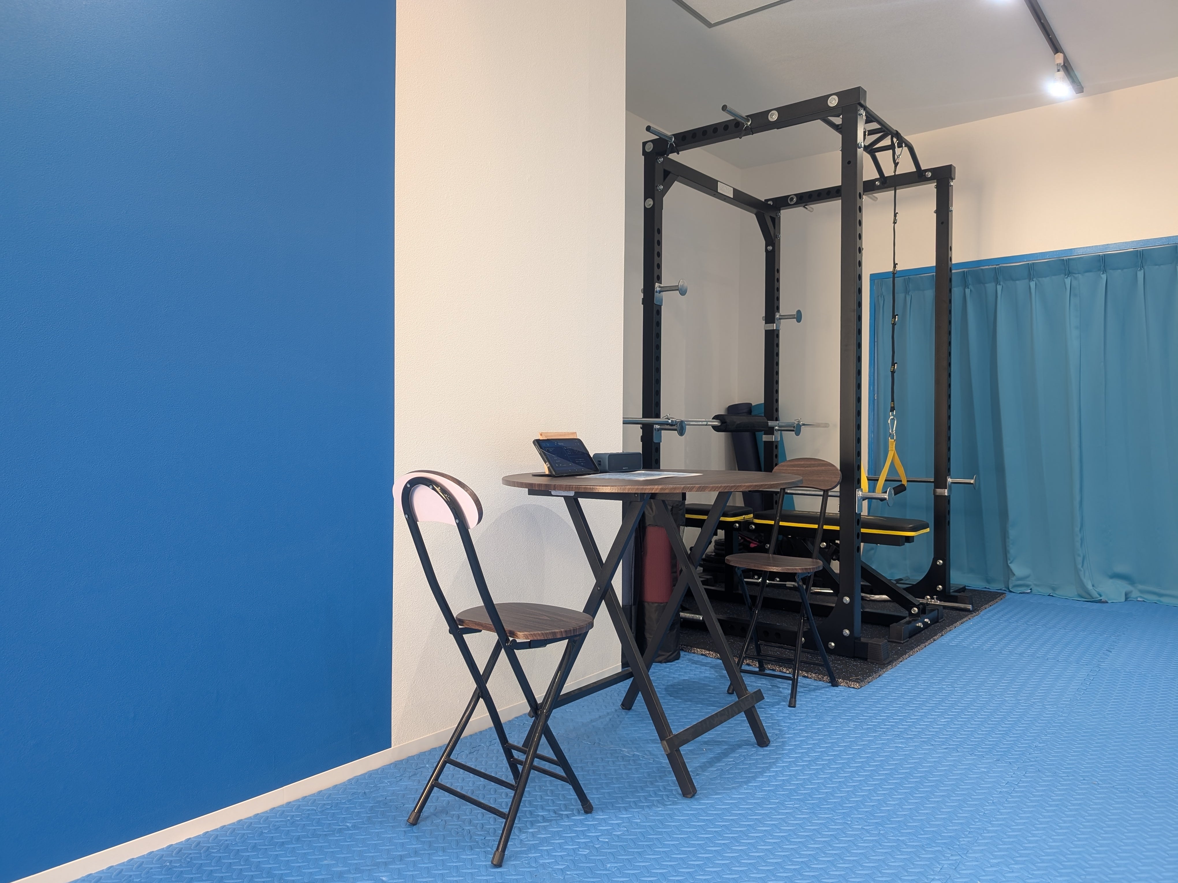 personal training gym blue_1枚目