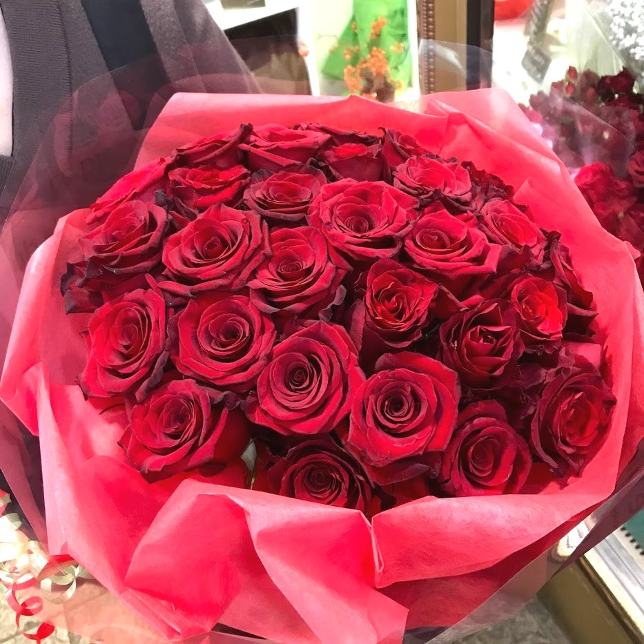 プロポーズ・記念日におすすめ【赤いバラの花束】の写真