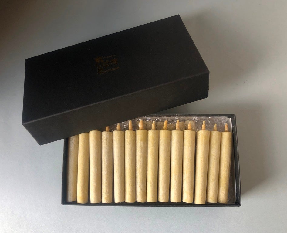 松井本和蝋燭工房の白・朱小ロー（25本入り）箱売り　伝統の和ろうそく   の写真