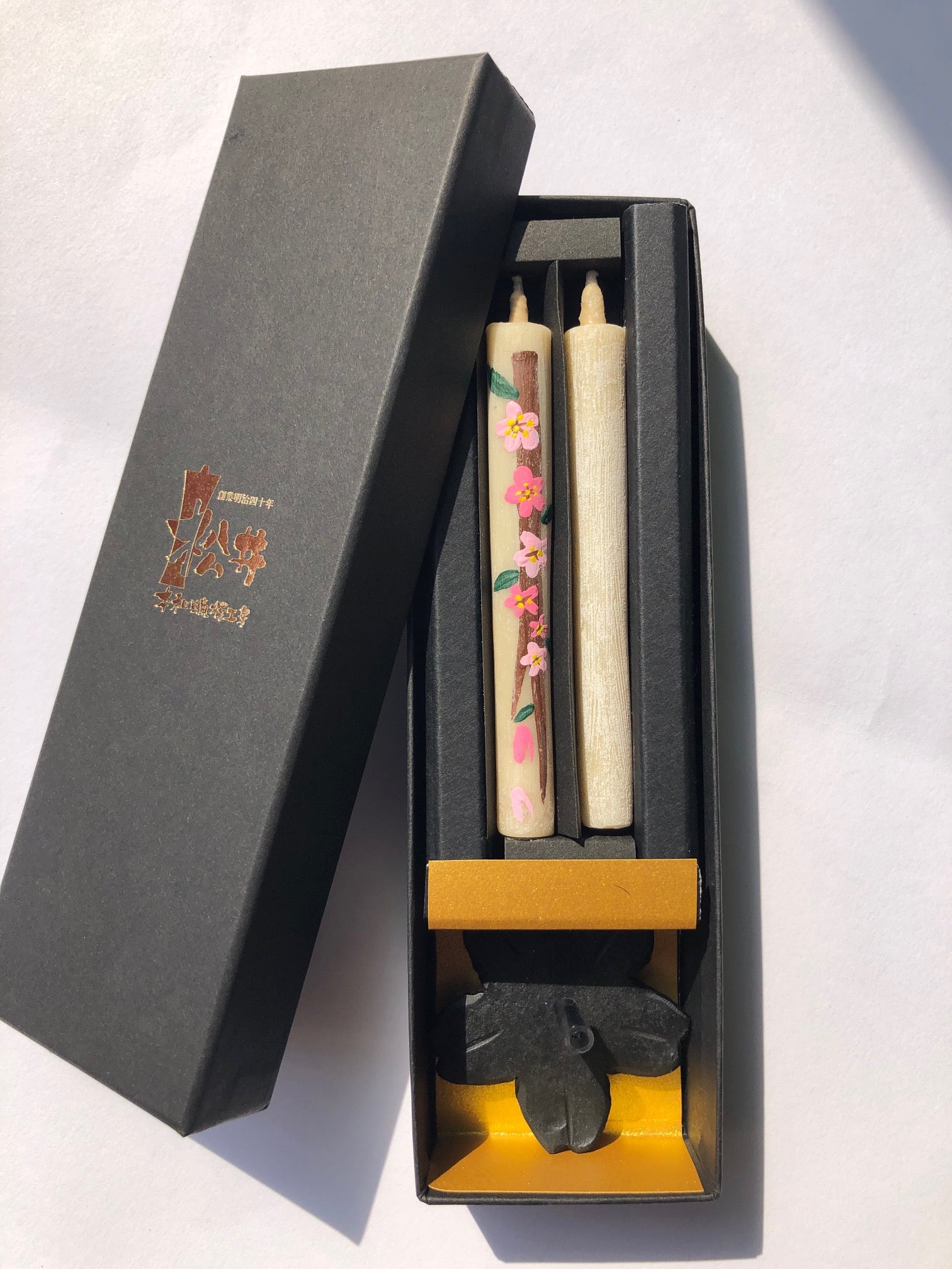 松井本和蝋燭工房の岡崎手描き絵ろうそく　桜コロー２本入り鉄燭台セットの写真