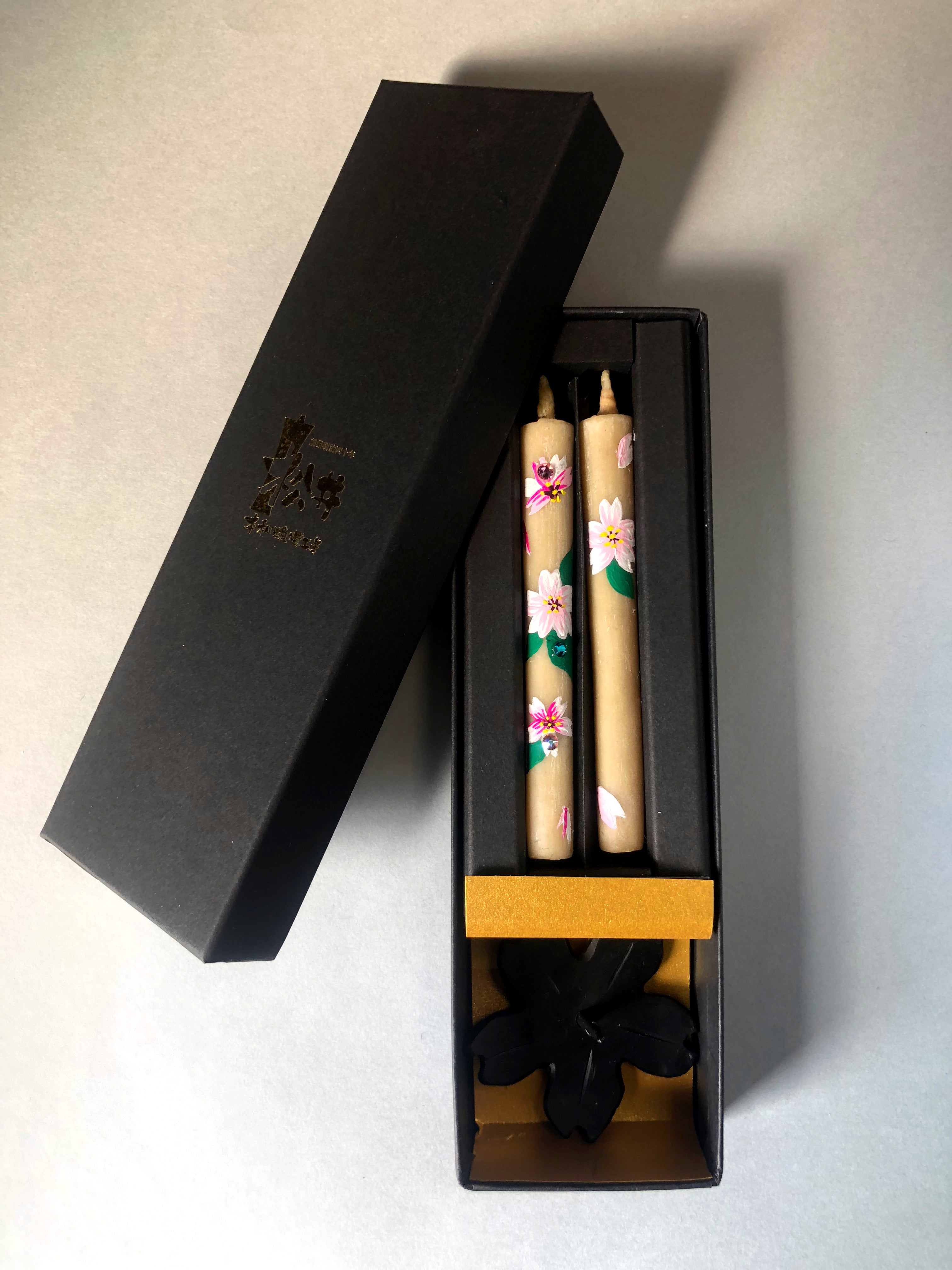 松井本和蝋燭工房の岡崎手描き絵ろうそく　桜クリスタルコロー２本入り鉄燭台セットの写真