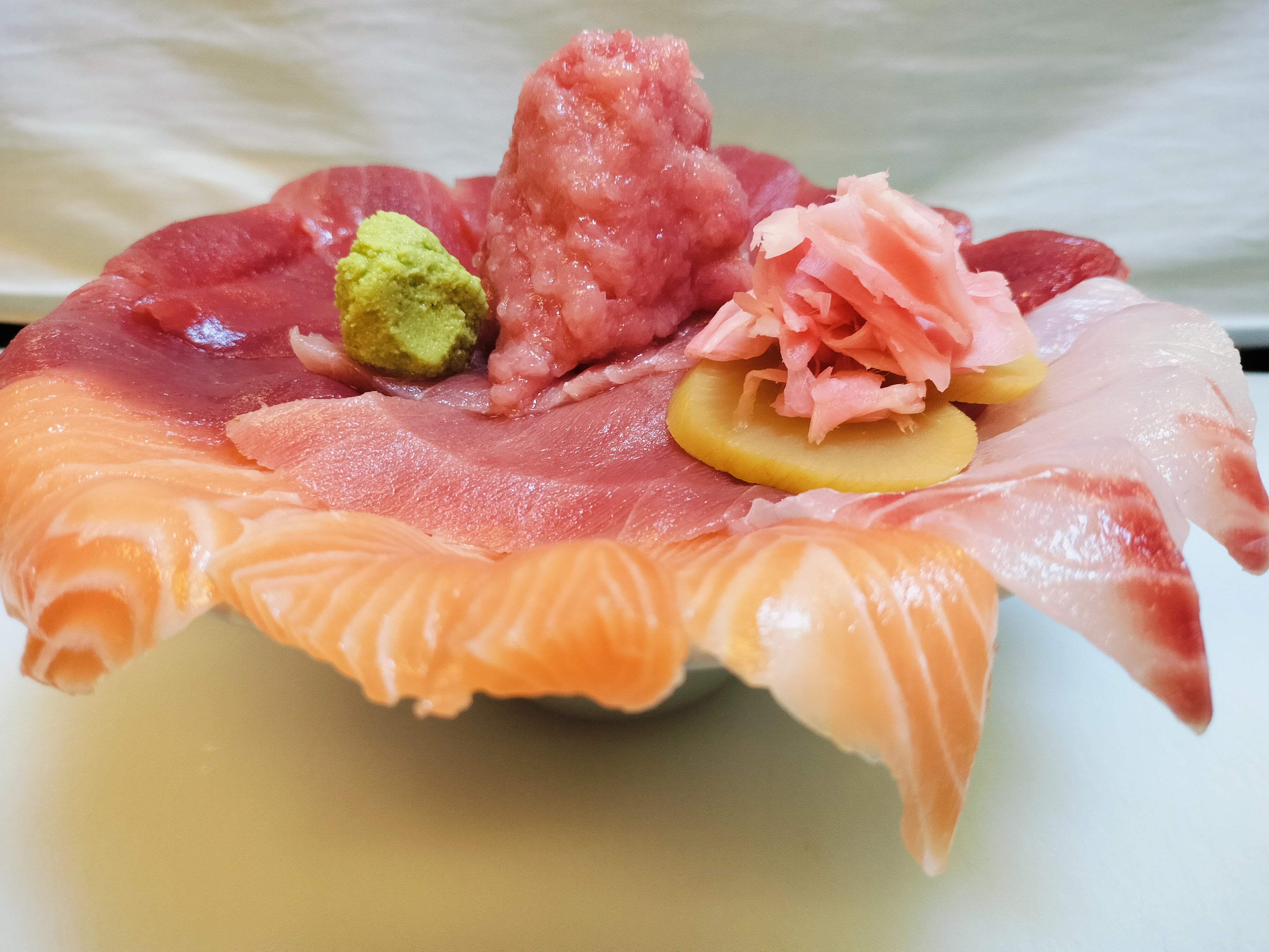 竹寿司の刺身が大盛り丼の写真