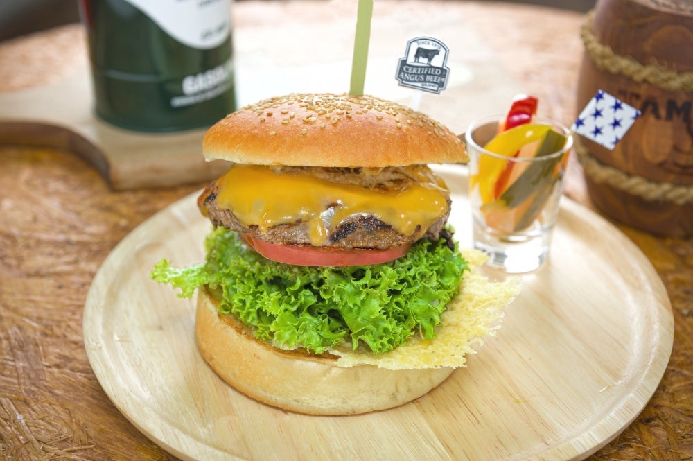 バーガーチルコリーノのチェダーチーズバーガーの写真
