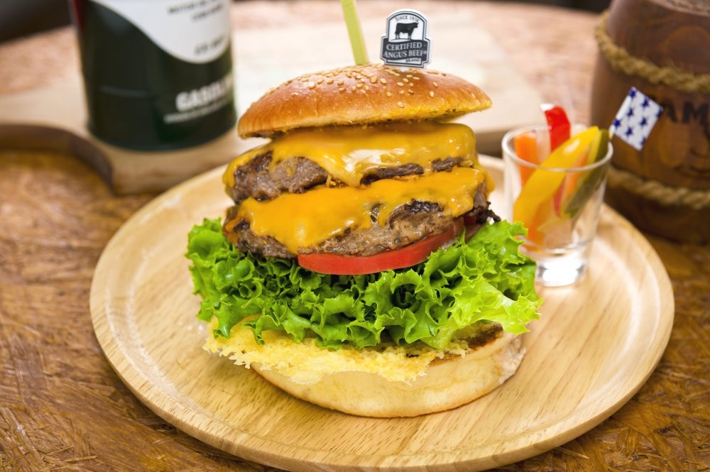 バーガーチルコリーノのチェダーチーズダブルバーガーの写真