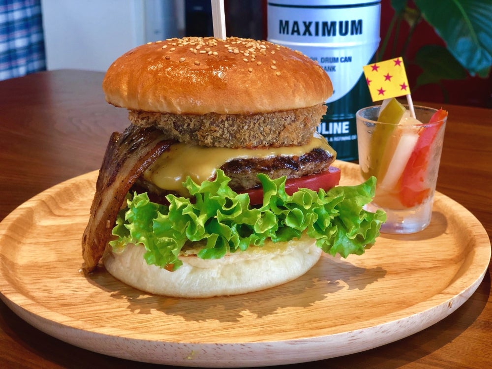 バーガーチルコリーノのマッシュルームスモークベーコンチーズバーガーの写真