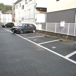 お部屋から愛車が見える敷地内駐車場。屋根付きの駐輪スペースもございます。